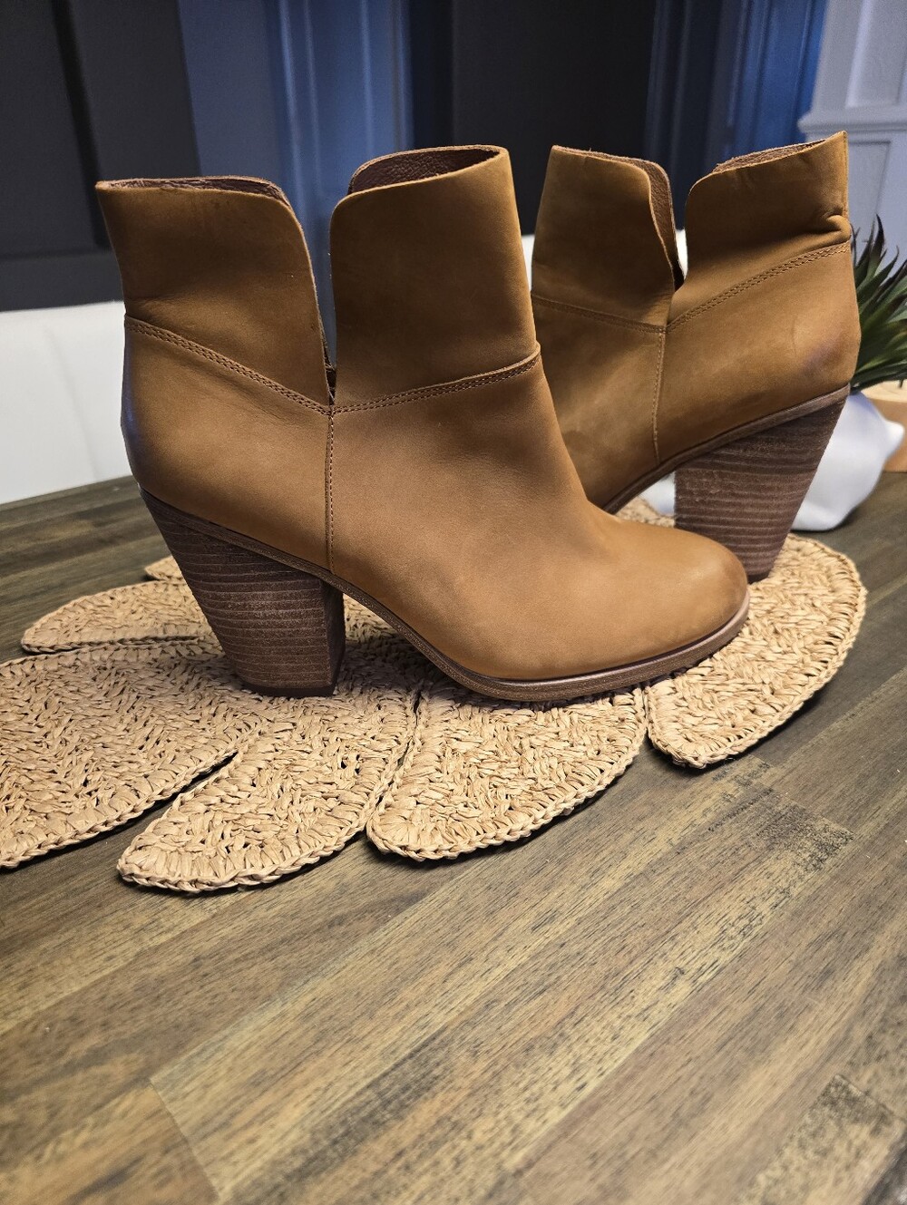 New 9 VINCE CAMUTO